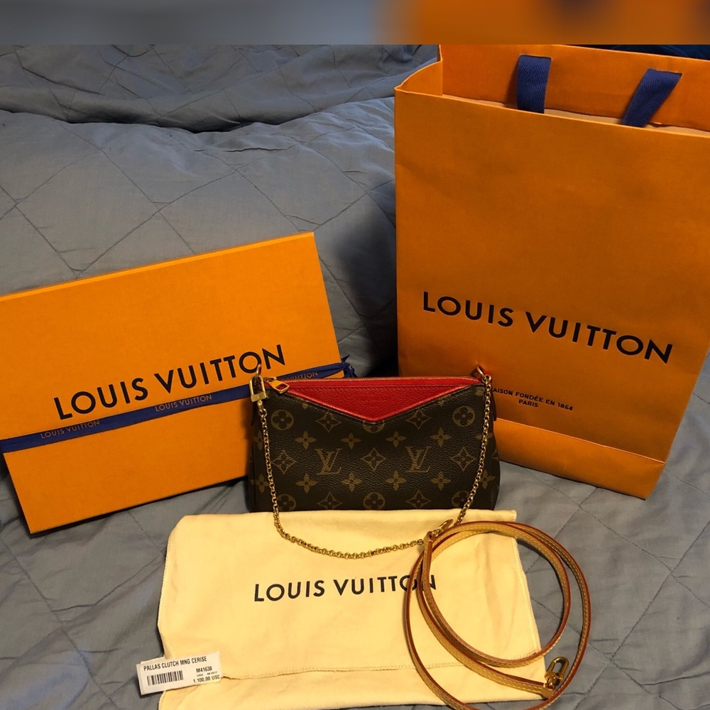 Louis Vuitton Canvas & Leather Clutch 😍😍😍😍